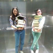 Elena y Mirian preparadas para la foto con un lote de libros...